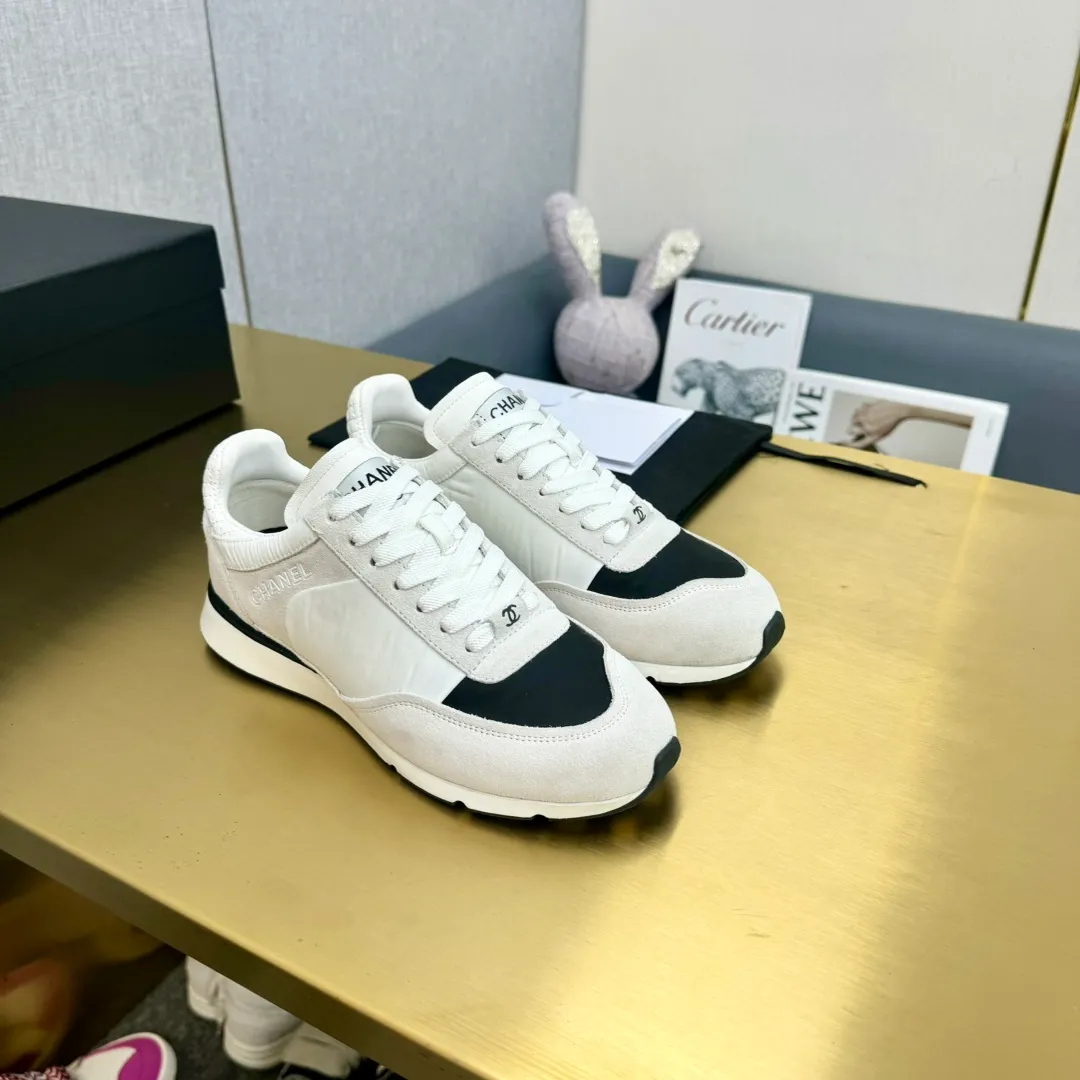 👟👟Ex-factory price 560👟👟 CHANEL Chanel thick-soled panda sneakers Panda biscuit shoes Chanel 2024ss popular panda shoes 🐼Colorful thick-soled casual sports shoes sneakers counter synchronization The counter is very popular Very difficult to buy a shoe The most popular thick-soled panda shoes on the Internet It can be imagined that small fragrance control can not miss it, both appearance and comfort coexist Simple and versatile white shoes. The thick sole increases height and is super versatile. You can wear it with your eyes closed😍Whoever wears it will look better. Upper: calfskin. Lining: imported sheepskin lining. Outsole: TPU original outsole. Size: 35-40 (41 customized.